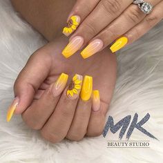 yellow rose nails